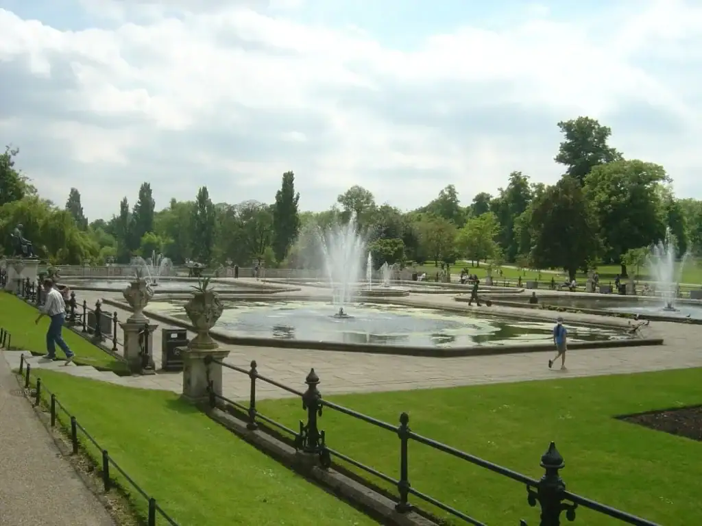 Hyde Park fountains and green landscape on a sunny day