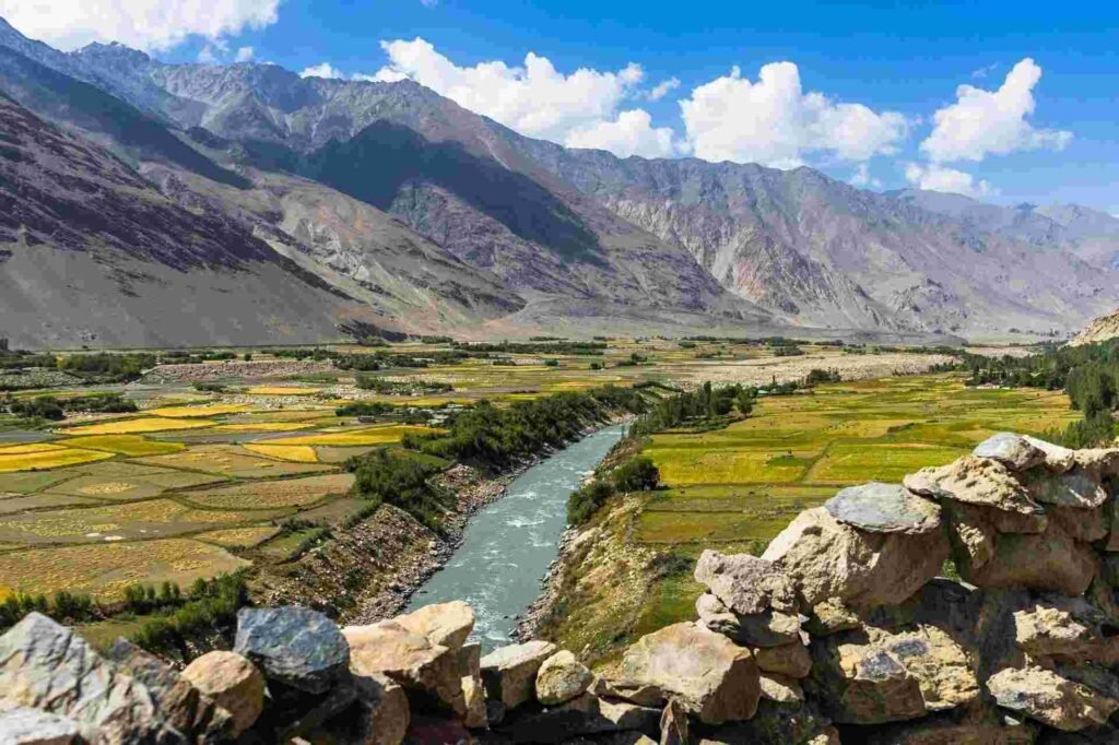 Central Asia honeymoon packages – scenic valleys, mountains, and river views for a romantic Silk Road journey.